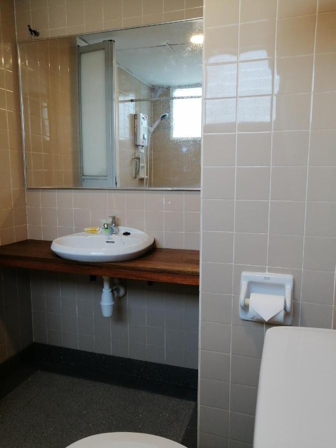 Bayu Emas Apartment By Wellington Resorts บาตูเฟอริงกี ภายนอก รูปภาพ